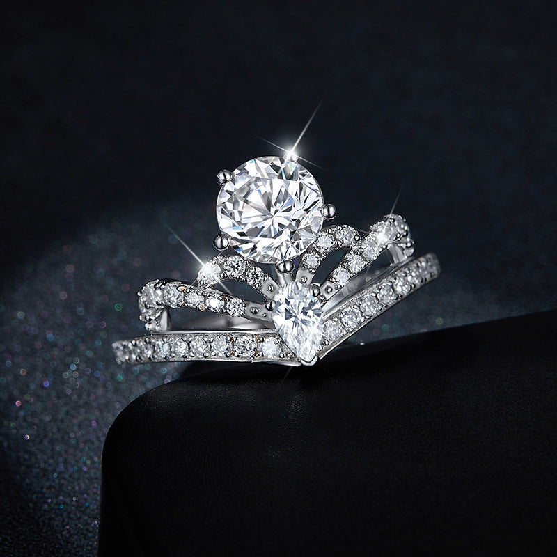 Classic 1 Carat Round Moissanite Crown New Ladies Ring S925 Silver Plated 18k Gold Ring