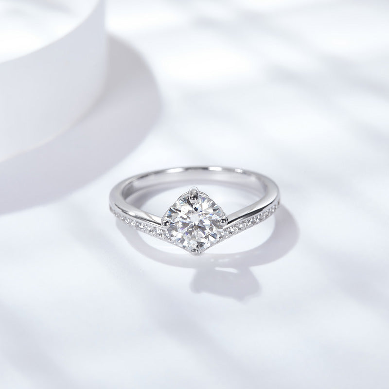 Princess Crown V-Ring Wall Authentic 1 Carat Moissanite Silver Plated 18K White Gold Spot Closed Mouth Ring for Women